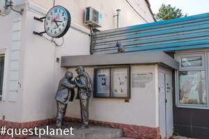 Памятник Афоне и штукатуру Коле