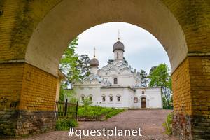 Святые ворота и Храм Архангела Михаила