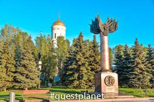 Стелы на главной аллее комплекса 