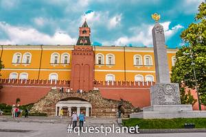 Обелиск в честь 300-летия дома Романовых