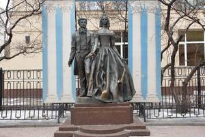 Памятник А. С. Пушкину и Н. Н. Гончаровой