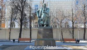 Памятник А. Н. Толстому