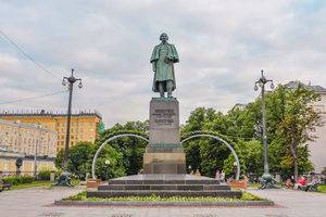 Памятник Н. В. Гоголю