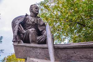 Памятник М. Шолохову